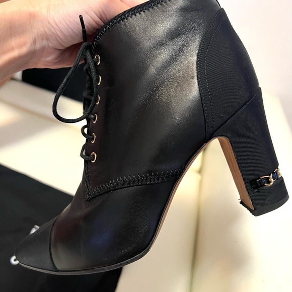 Chanel black leather cc logo chain lace up boots - Picture 9 of 16